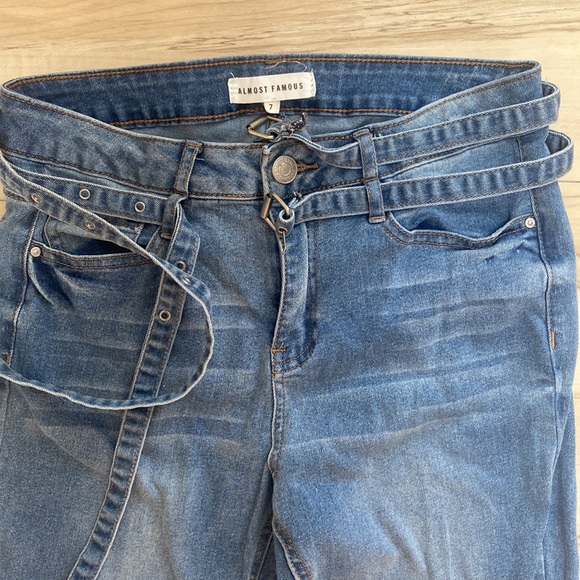 Almost Famous Juniors Size 7 Skinny Jeans with 2 Skinny Belts. Can be removed. - Picture 4 of 9